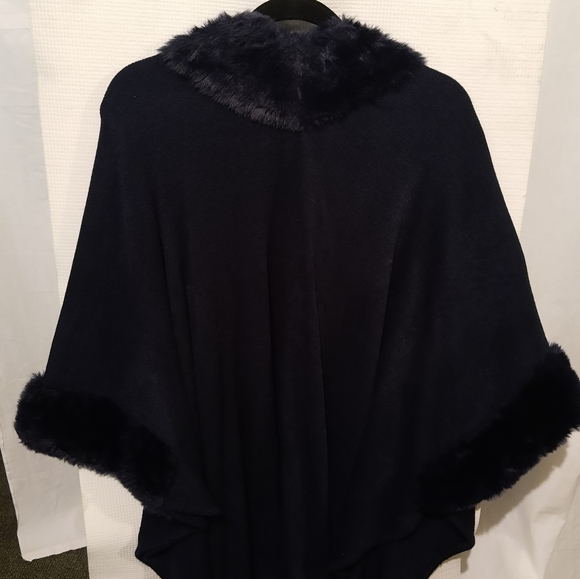 Navy blue poncho with arms and faux fur detail - Picture 2 of 3